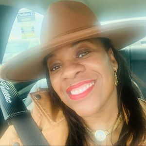 Meet your Posher, Angelia